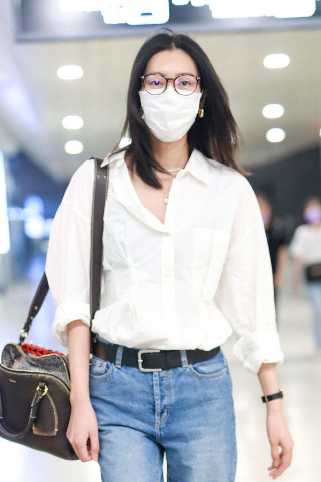 刘雯衬衫仔裤装扮简约充满高级感挥手互动亲和有爱似邻家姐姐