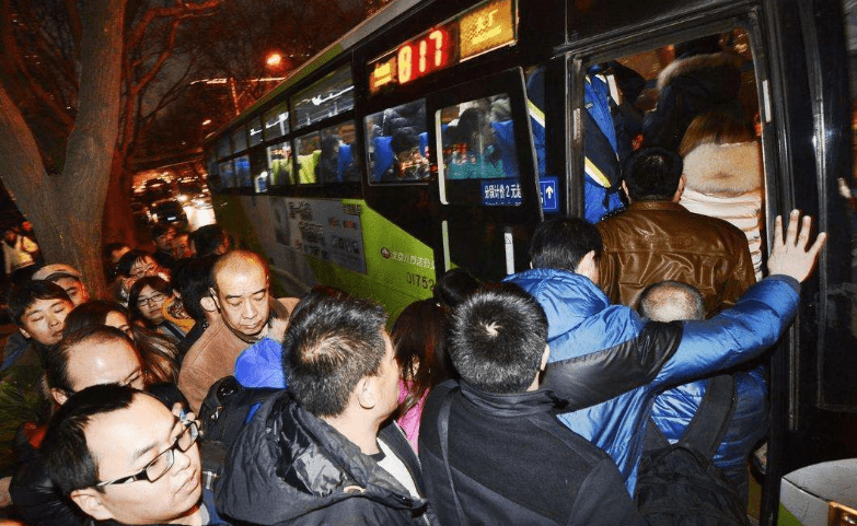 公交车人挤人都没事,凭啥私家车多抱个小孩就超员?交警给出解释