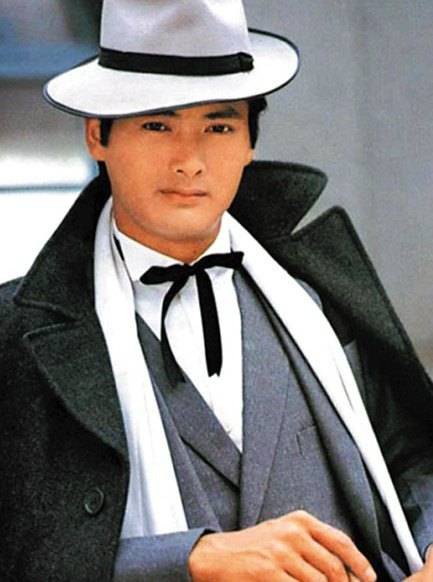 原创周润发开豪车与女性友人外出锻炼65岁的他两鬓全白身材却超好