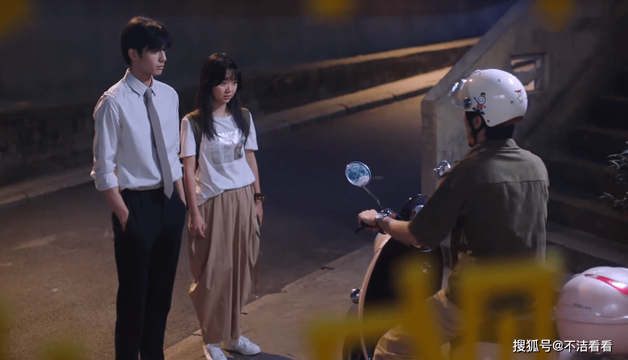 《以家人之名》花絮:电动车不好骑是假的,谭松韵夸张新成演得好_手机
