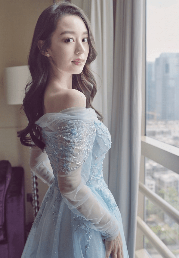 原创吉娜为证自己有"芭比腰",故意穿无痕裙露面,郎朗也不管管她?