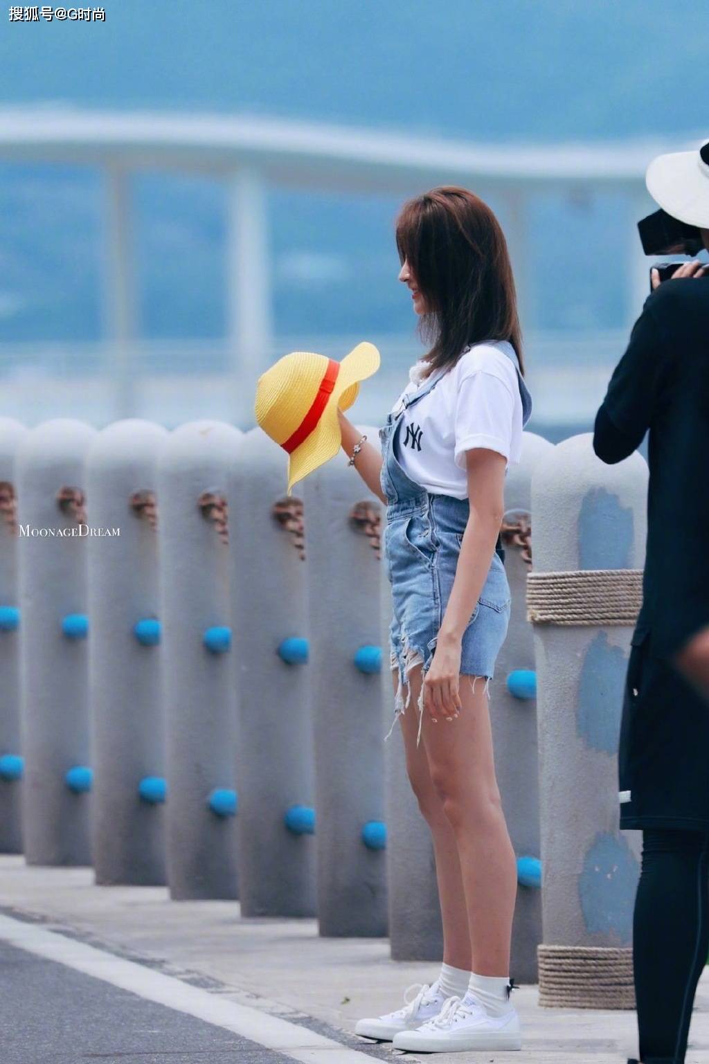 金子涵身穿简约白色t搭配牛仔背带短裤 青春活力