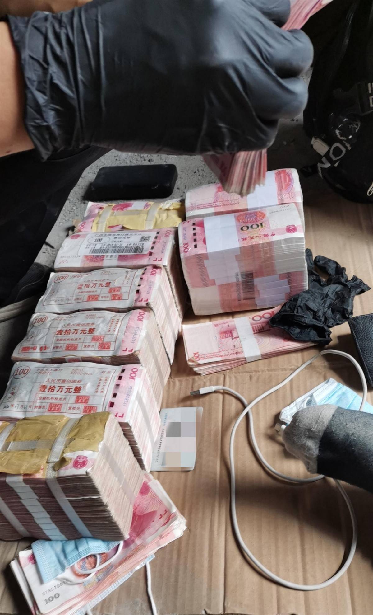 胆大妄为!广州一盗贼被抓时竟拿出40万欲贿赂民警