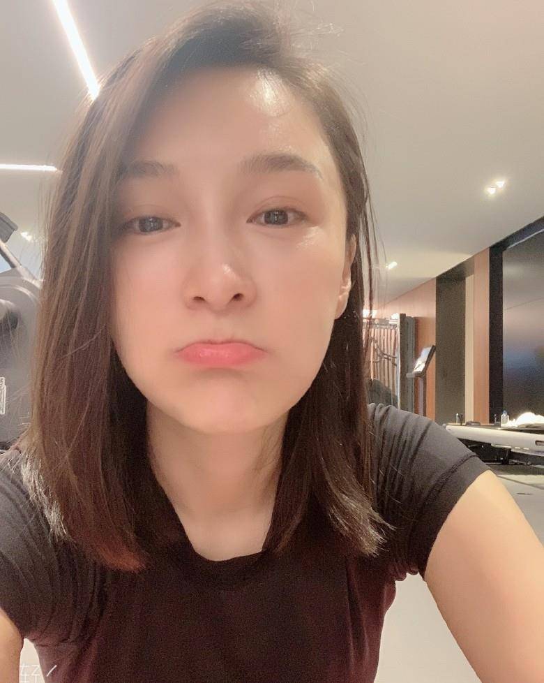 组图43岁梦萍近况公开嫁富商后育两儿大秀马甲线