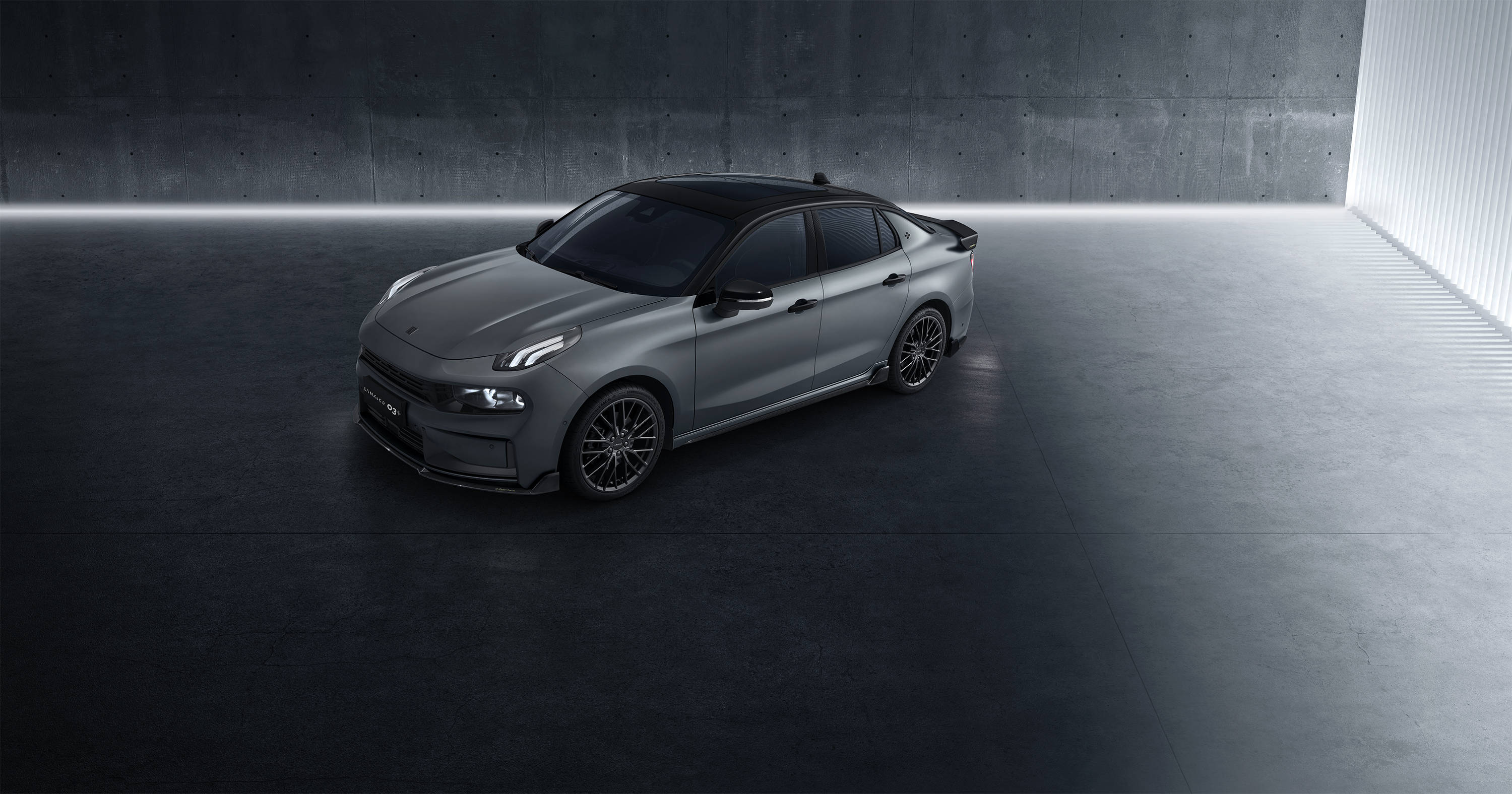 哑光灰的颜色,搭在领克03 冠军定制版车型上,彰显了现代汽车工业和