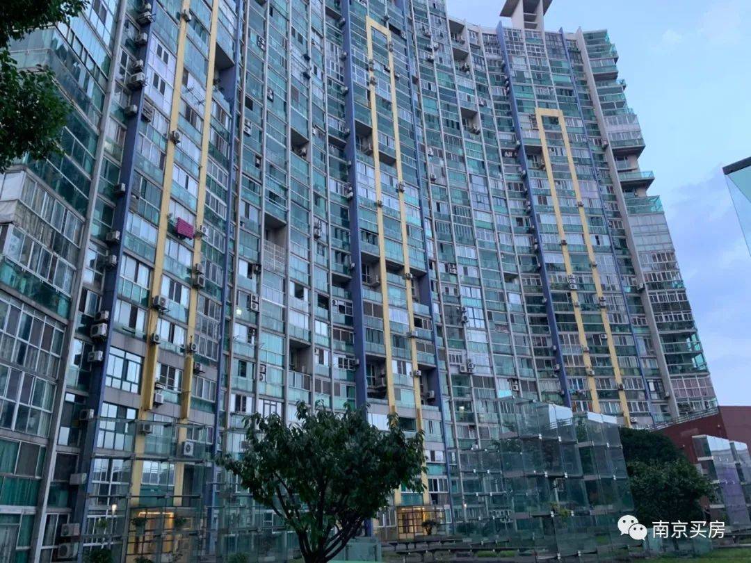 (图片来源:链家)中介还带看了距离南师附中约800m的圣淘沙花城,该小区