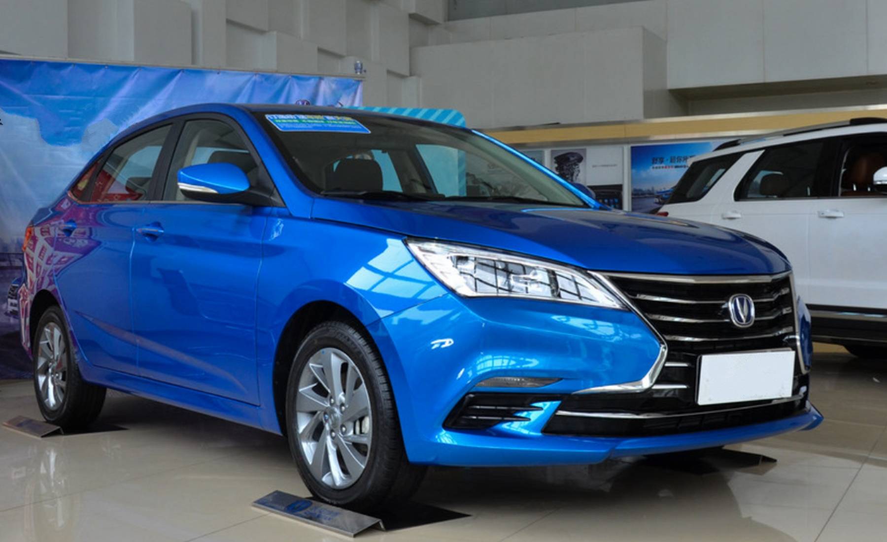 5万多元买什么车这款长安逸动dt代步就挺好外观漂亮也很好开