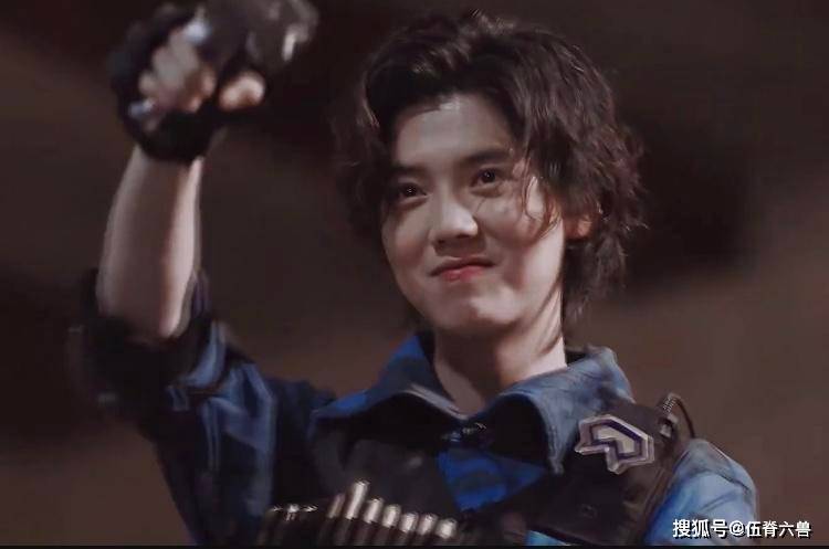 鹿晗晒最新自拍曝光其座驾logo,被指是定制豪车价格400万起步-搜狐