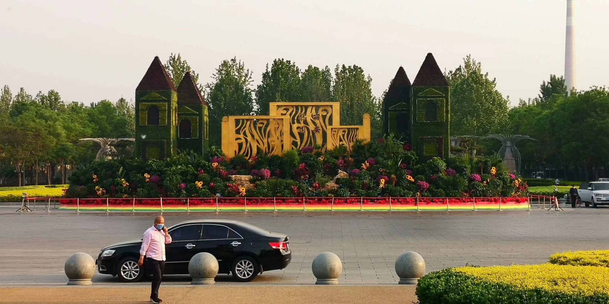 仿真绿雕作品造型奇特美观,表现手法大胆有趣又颇具寓意,展示出来的