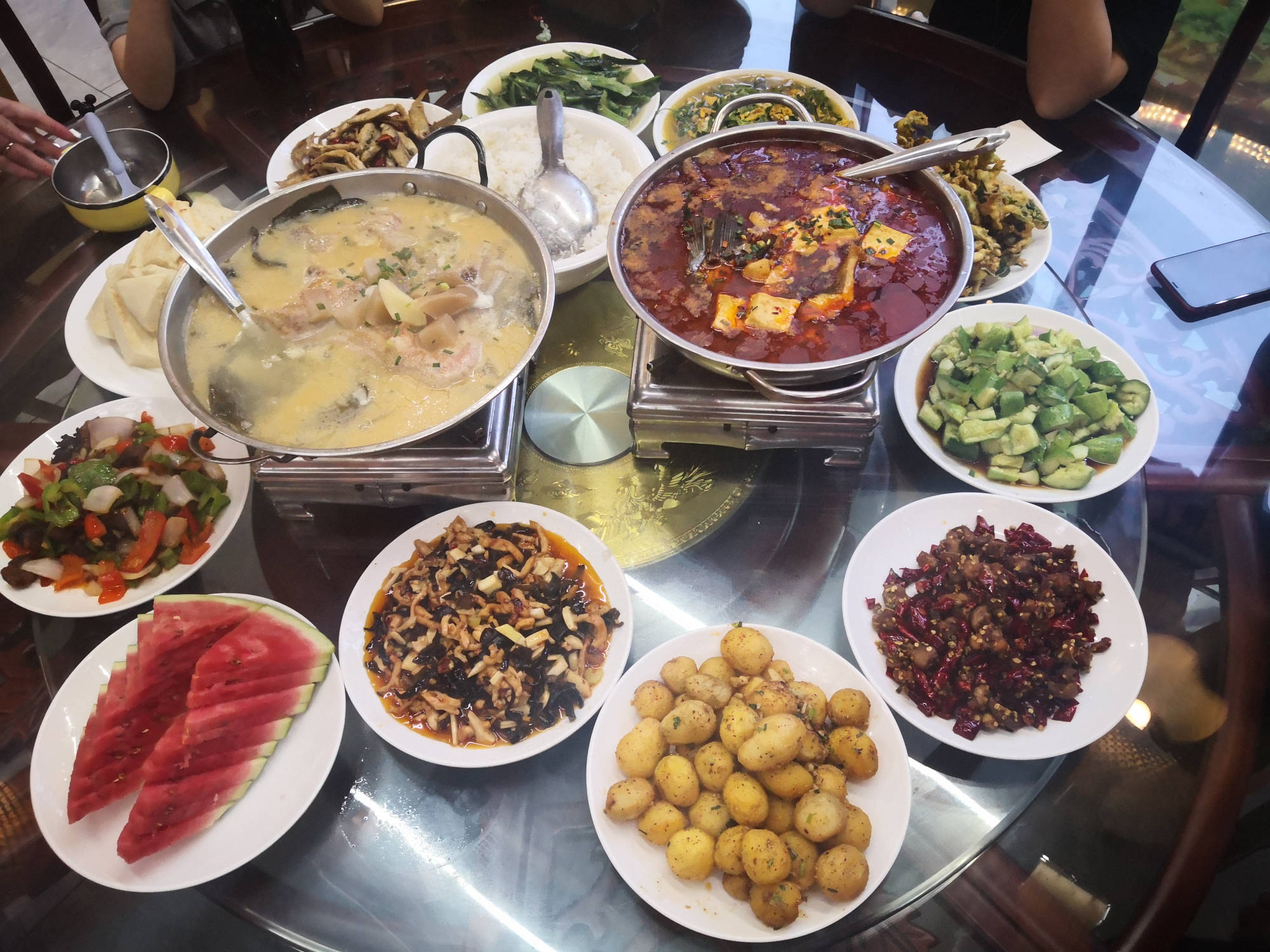 晒一晒神农架木鱼镇旅游丰盛晚餐,10菜1汤共400元,大家都吃嗨了_手机