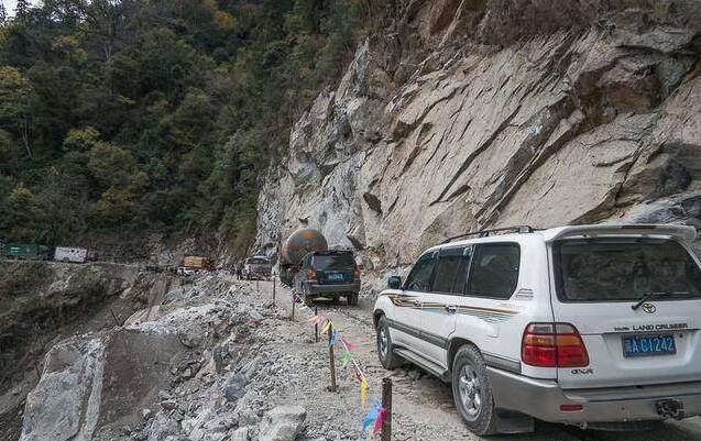 如此看来墨脱公路的建造难度应该在我国青藏铁路之下,再加之墨脱公路