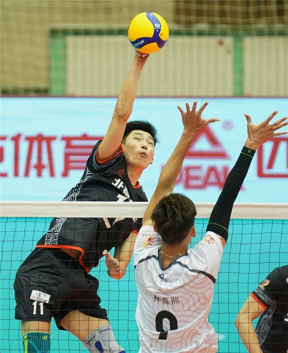 连丢2分后季道帅后三与平拉开,山东男排依靠刘蒙封堵张秉龙后三和耿鑫