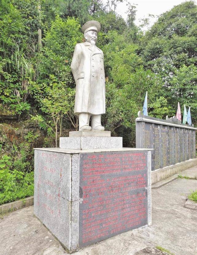 抗日英雄石玉峰的雕像伫立在纪念园中.