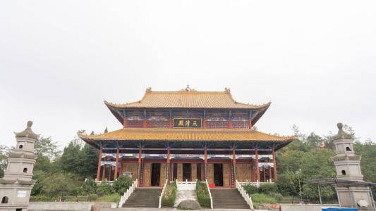 因此向他奏报奇事的人不断,为此,朱棣在北京建了一座灵济宫,频繁前往