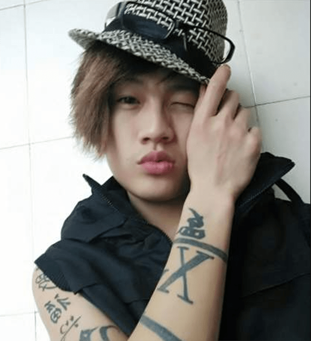 原创当年11岁创办杀马特家族的广东仔拒绝富婆追求选择回归现实