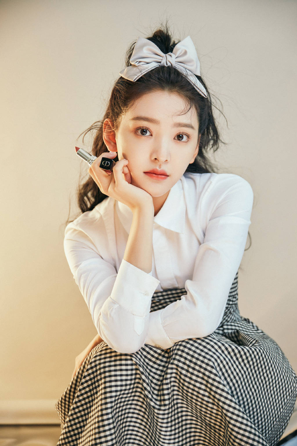 章若楠不愧是氧气少女穿衬衫抹胸裙配蝴蝶结发卡甜美优雅