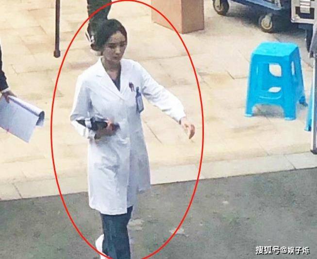 由于拍摄需要,赵丽颖和剧组去医院取景,这被许多的医院工作人员拍摄了