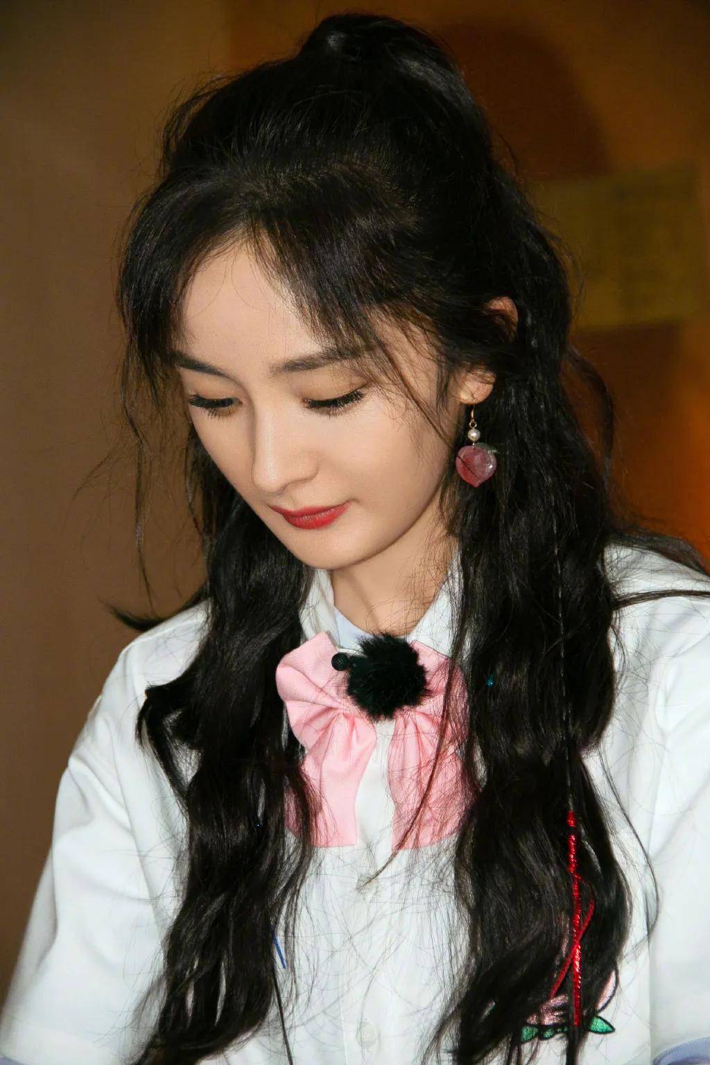 不得不说,幂姐这一季还真的是偏爱编发造型,光是上线的前三期就已经换