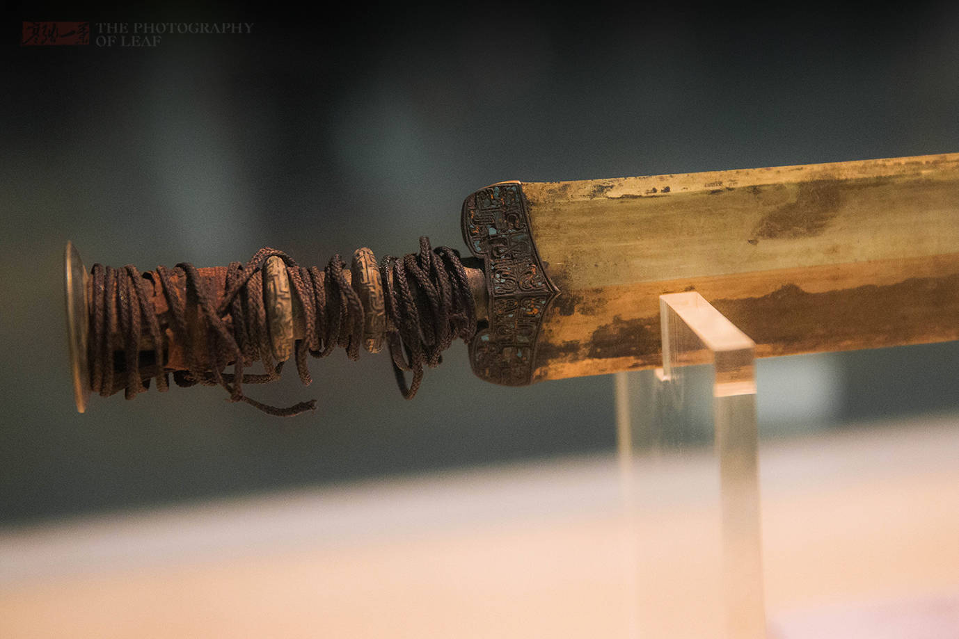 双刃呈弧形于近锋处收狭,箍饰变形兽面纹,剑格两面铸双钩鸟虫书铭文