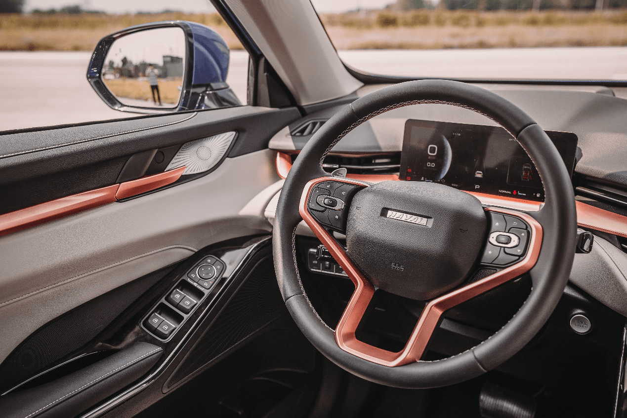 在内饰设计上,第三代哈弗h6同样进行了重新设计,新的内饰更加简约和