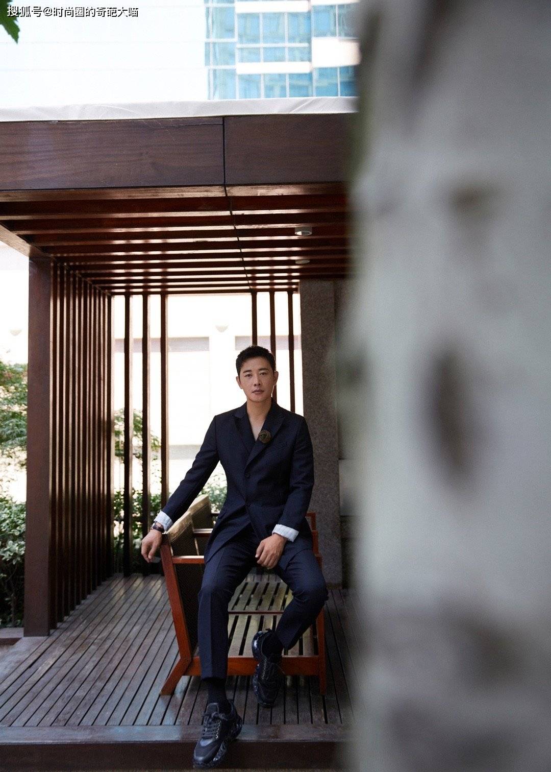 罗晋父子首次同台太吸睛父亲依旧儒雅稳重与儿子同框帅似兄弟