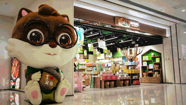 是跨界联名,冠名各种综艺,电视剧,还是自制动画片让三只小松鼠做主角