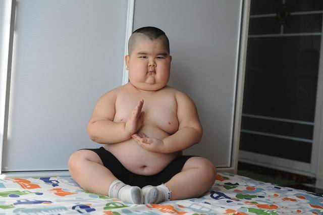 肥胖小男孩 大肚子图片