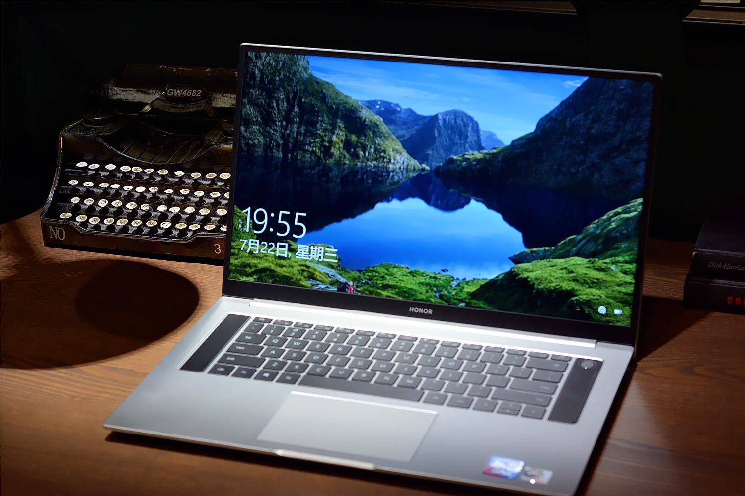 荣耀锐龙版笔记本全方位测评:16.1寸,能不能玩87g大型游戏?