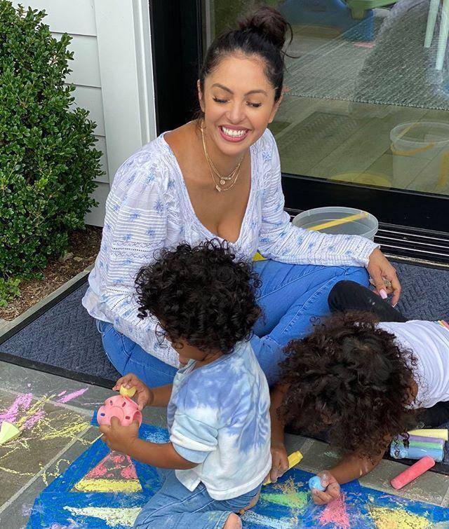 原创科比42岁冥诞瓦妮莎晒3个孩子家中摆满了鲜花和寄语