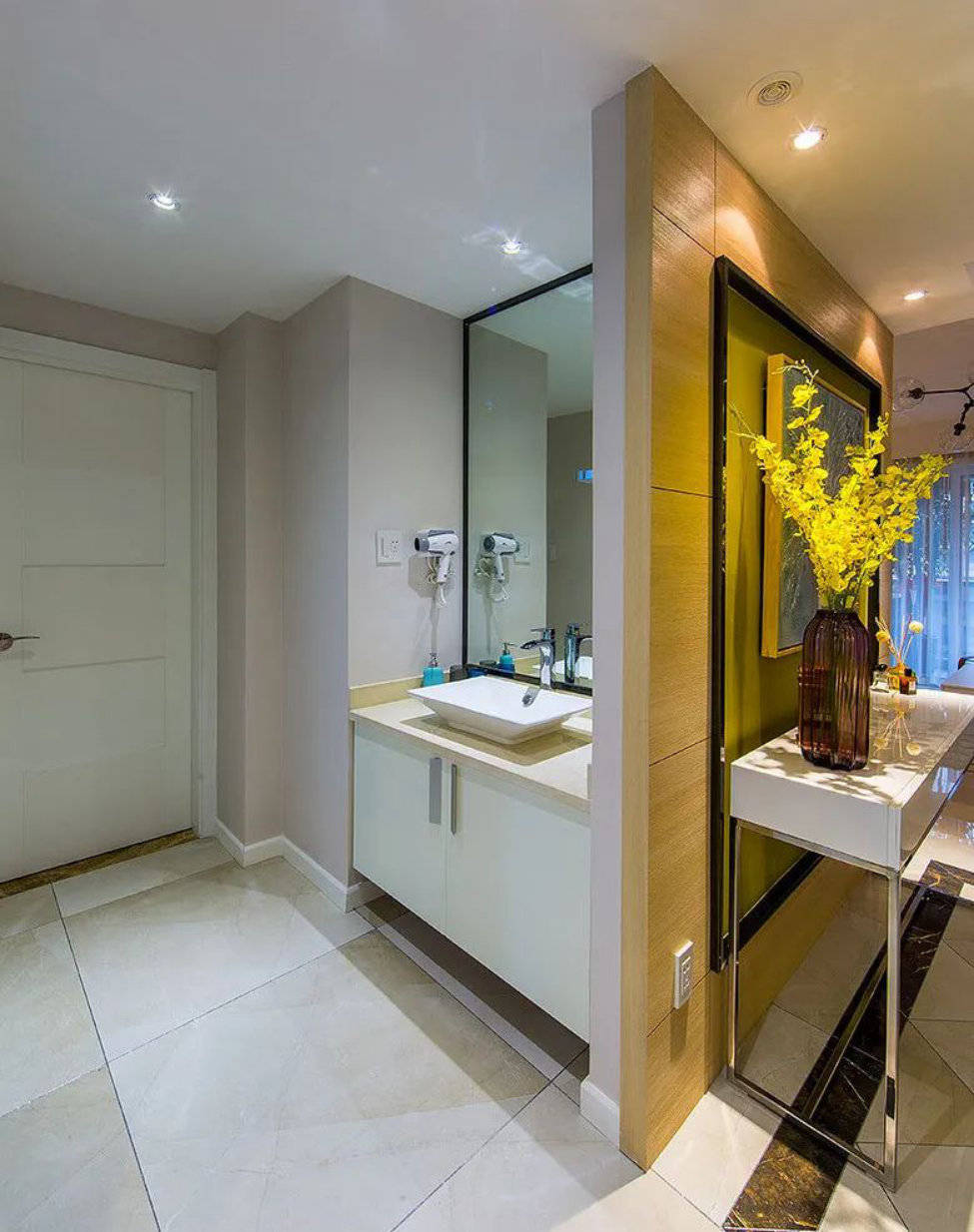 138平的三室两厅装修案例玄关正对洗手池这样设计漂亮又时尚