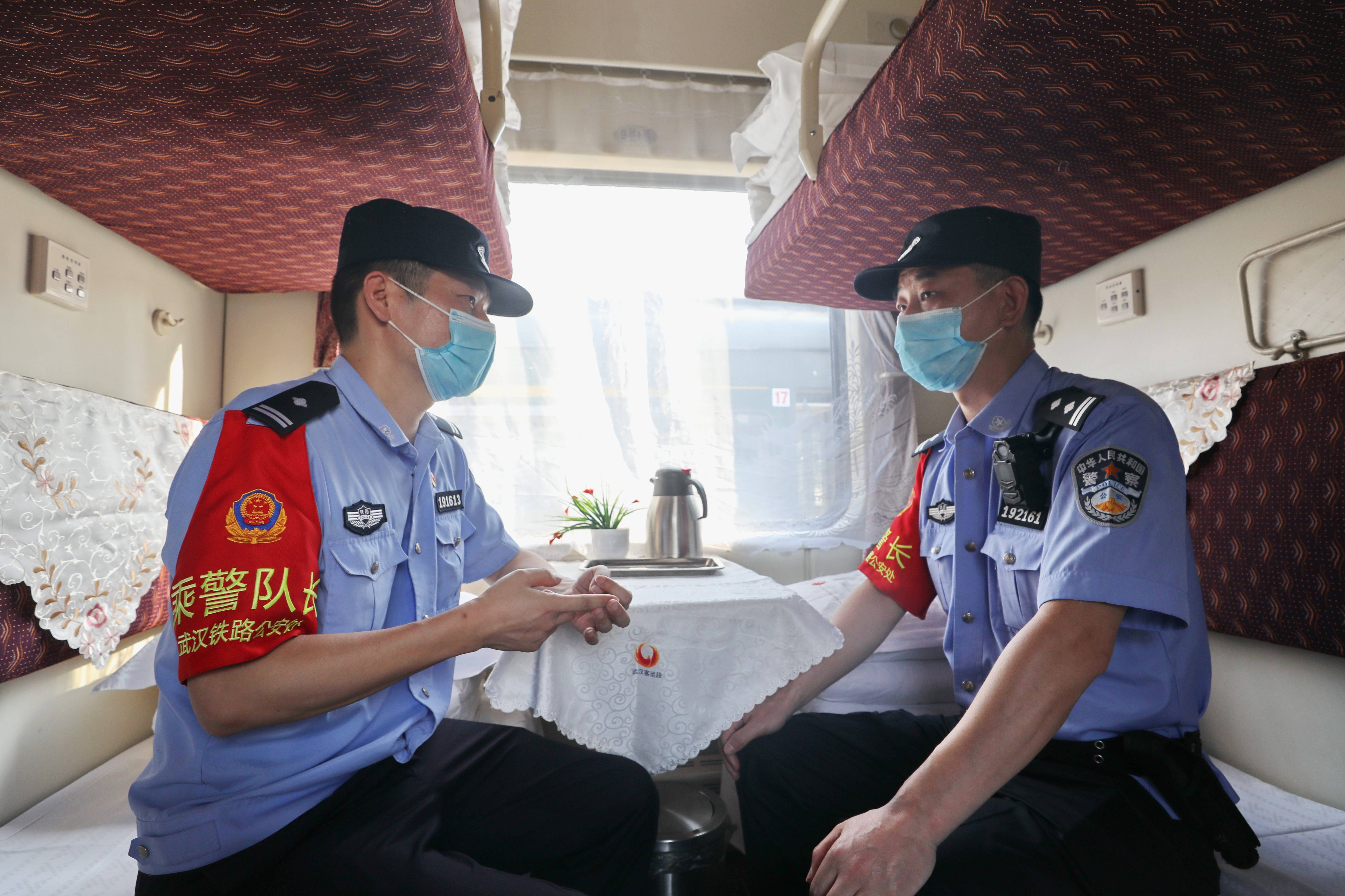 z38停运213天后恢复开行乘警老张护航红旗列车首批旅客顺利进京