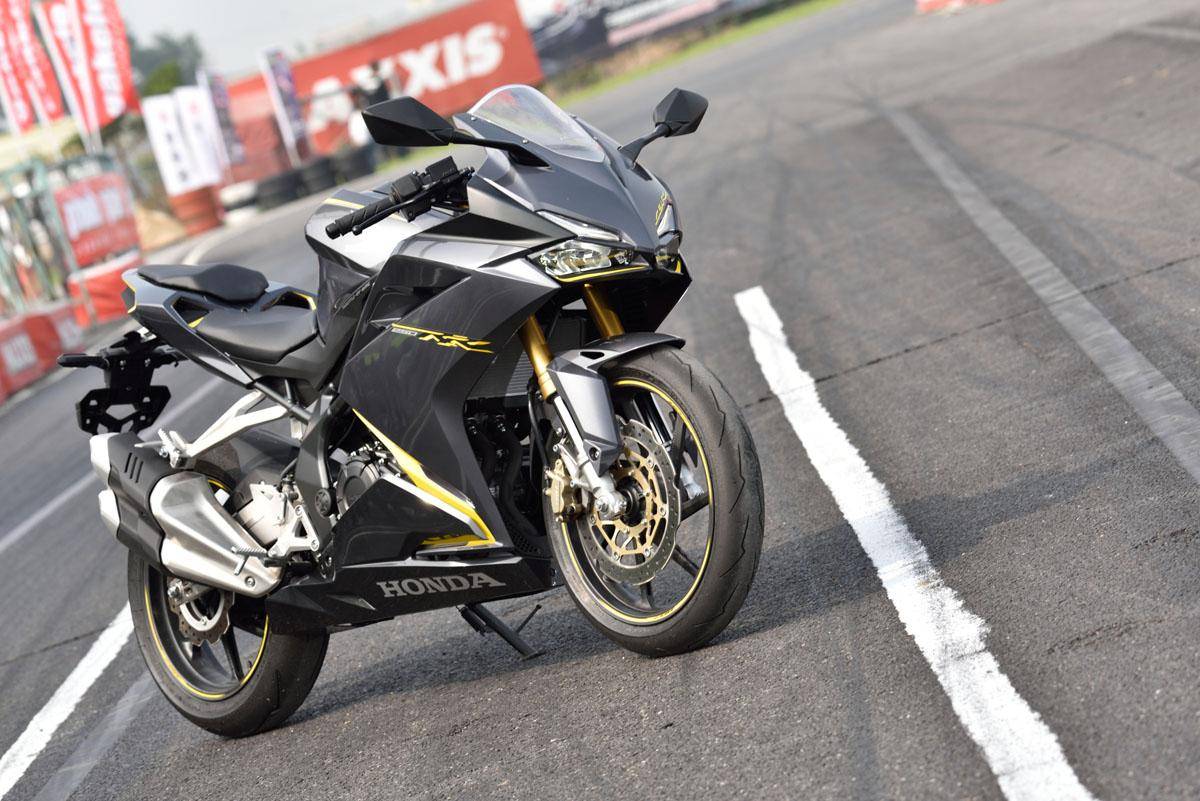 川崎打响小排量四缸车军备赛第一枪,250cc川崎zx-25r