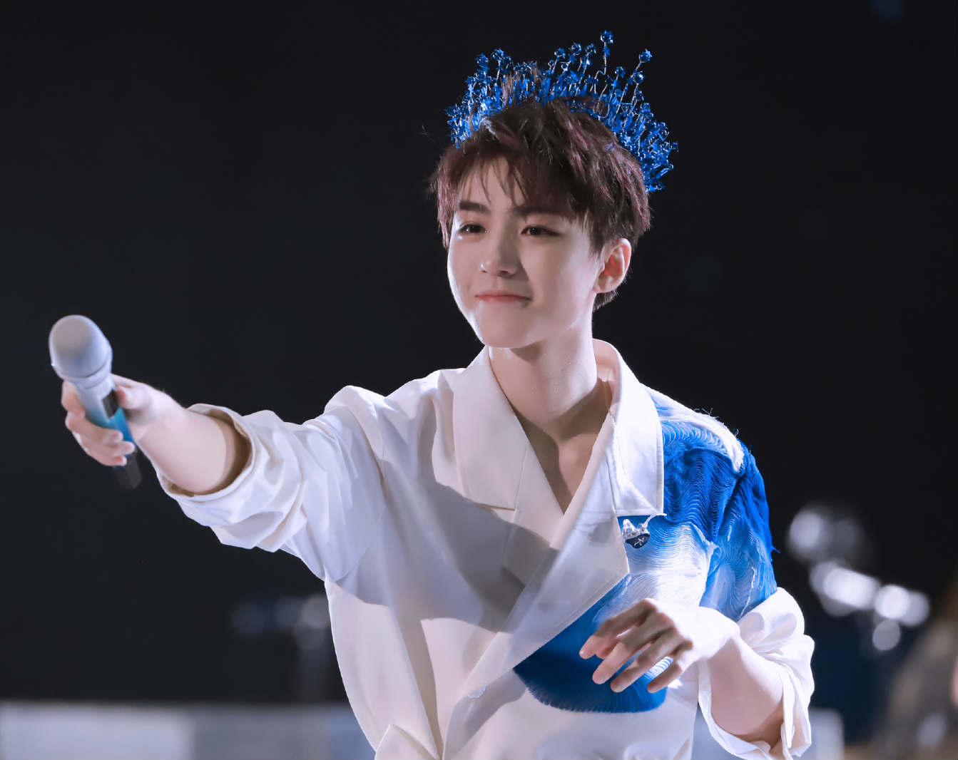 原创出圈饭拍王俊凯小王子蔡徐坤天使起舞他像校园小说男主