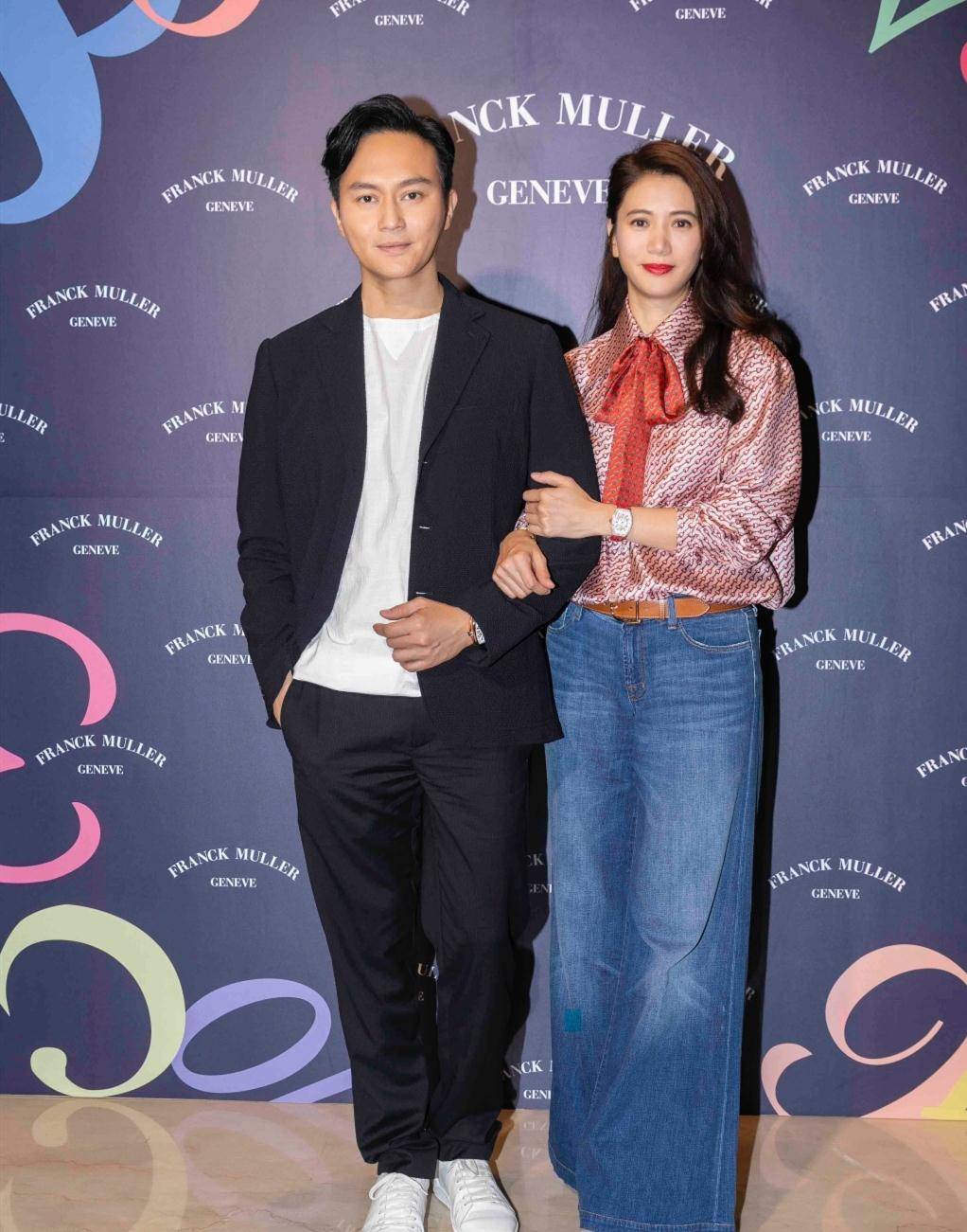 袁咏仪素颜逛街无星范,背5万包配条纹毛衣,48岁发量看得我羡慕_张智霖