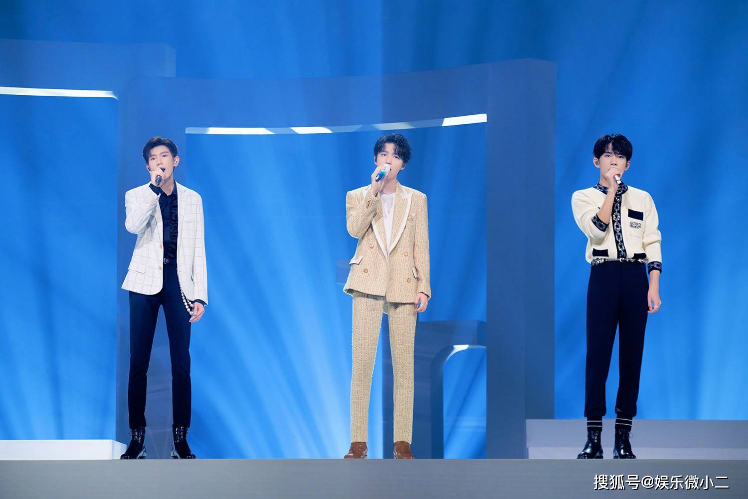 1/ 12 8月22日晚,已预热许久的tfboys七周年演唱会在万众瞩目中如约