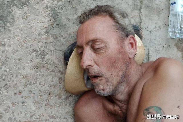 英国男子在柬埔寨旅游,遭蜘蛛咬后腿部溃烂,两年都回不了家