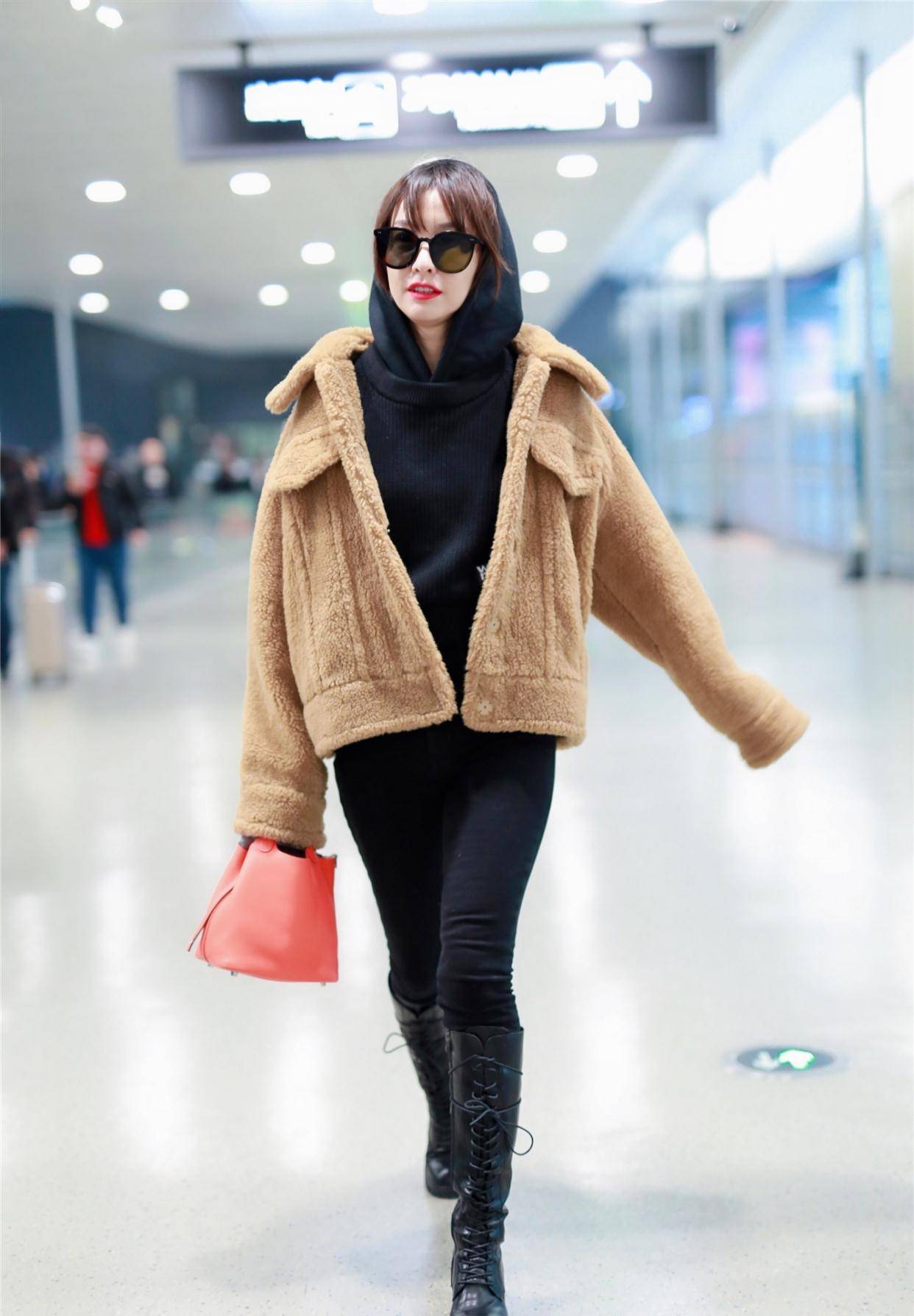 原创吴昕走机场罕见时尚,穿1000泰迪熊外套,红唇墨镜美得不敢认