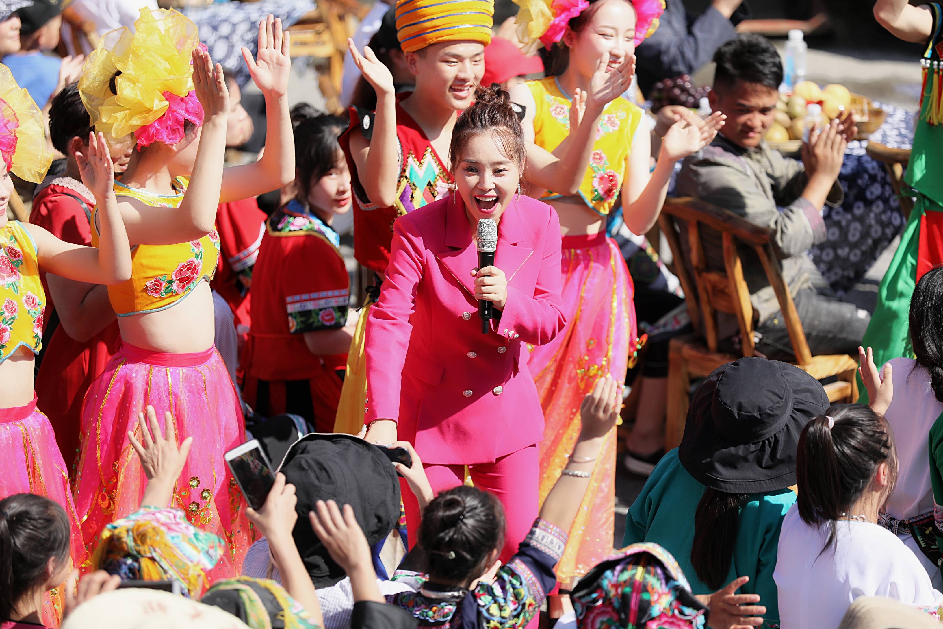 云朵跟随 中央广播电视总台《心连心》艺术团 走进湖南十八洞村慰问