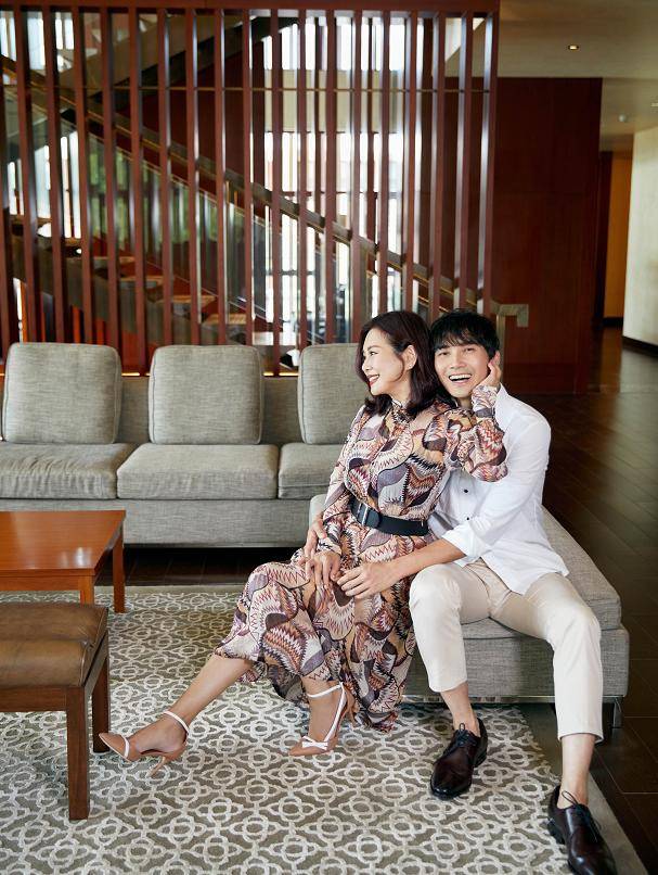 陈松伶和小8岁丈夫拍写真穿婚纱优雅大方49岁也能这么甜