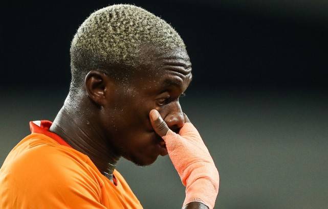 卓尔锋霸刚进球就被换下,队友都为他鸣不平,直接摊手表示不理解