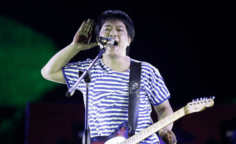 何勇的父亲何玉生老先生因先前发生意外,坐着轮椅演奏大段三弦solo.