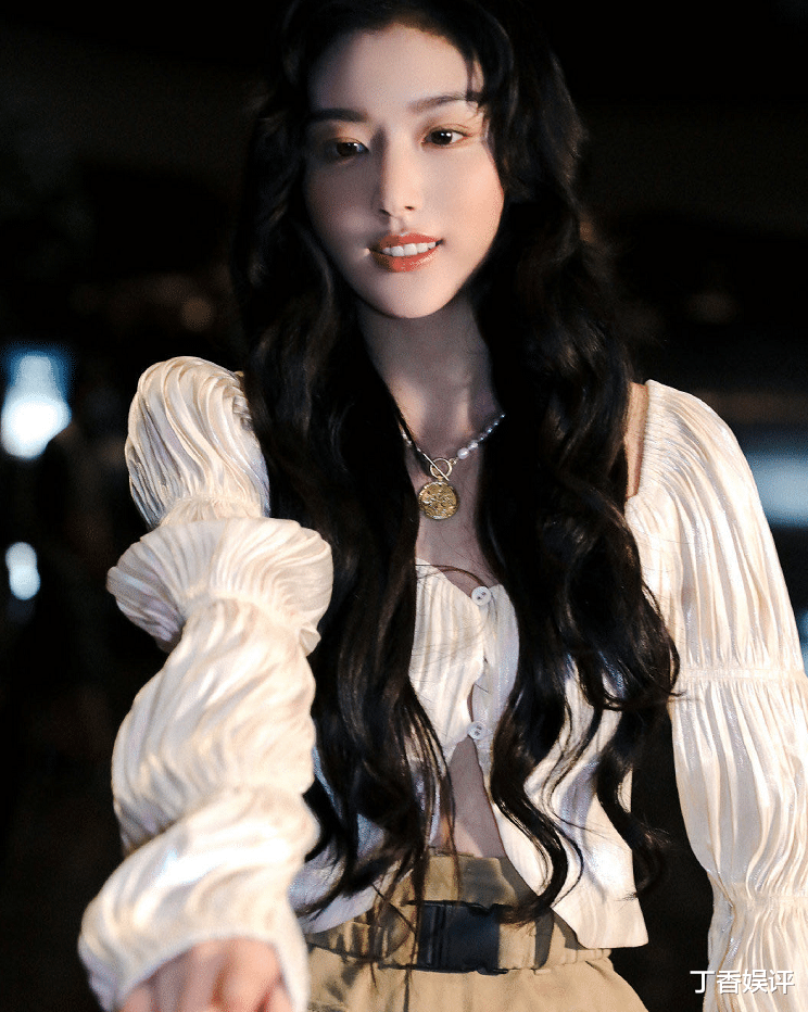 孔雪儿下班图,中分波浪卷露出额头,造型大转变差点没认出来!_齐刘海
