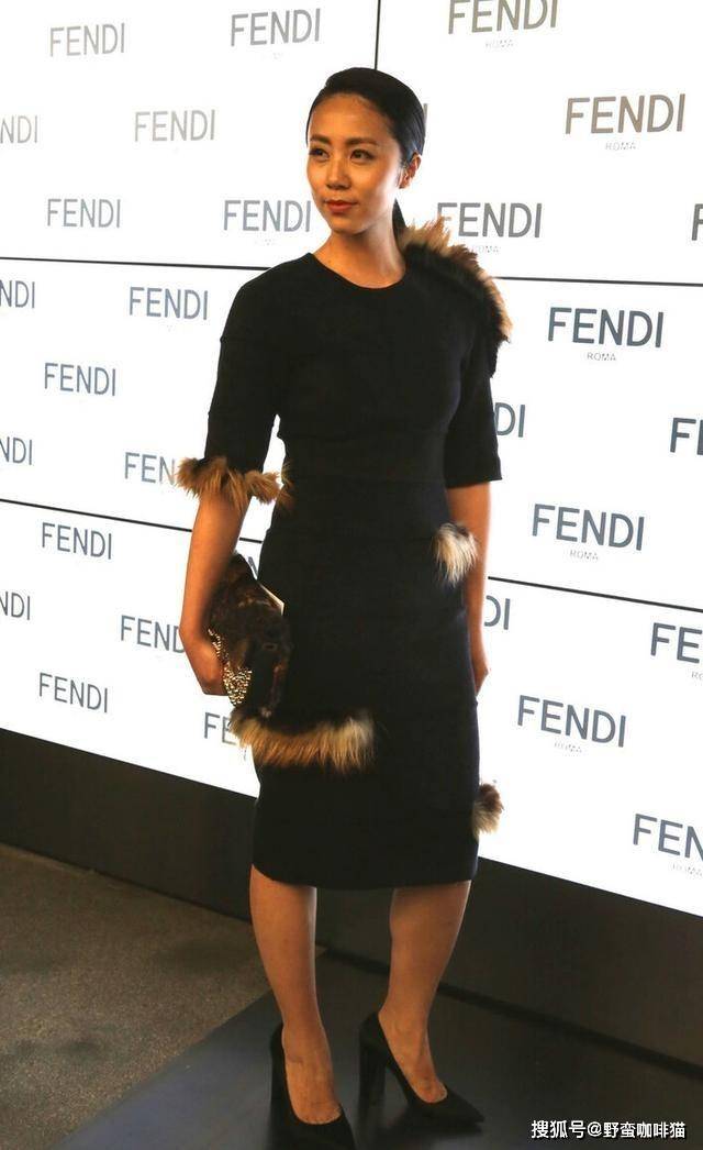 就会除了性感以外还会显得格外的时髦,踩上高跟鞋,气质就会完全不一样