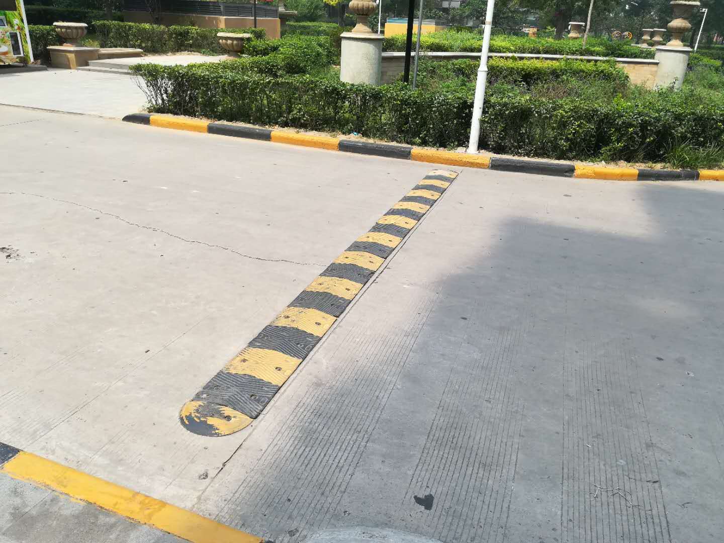 "减速带"正在居民小区起着副作用_业主