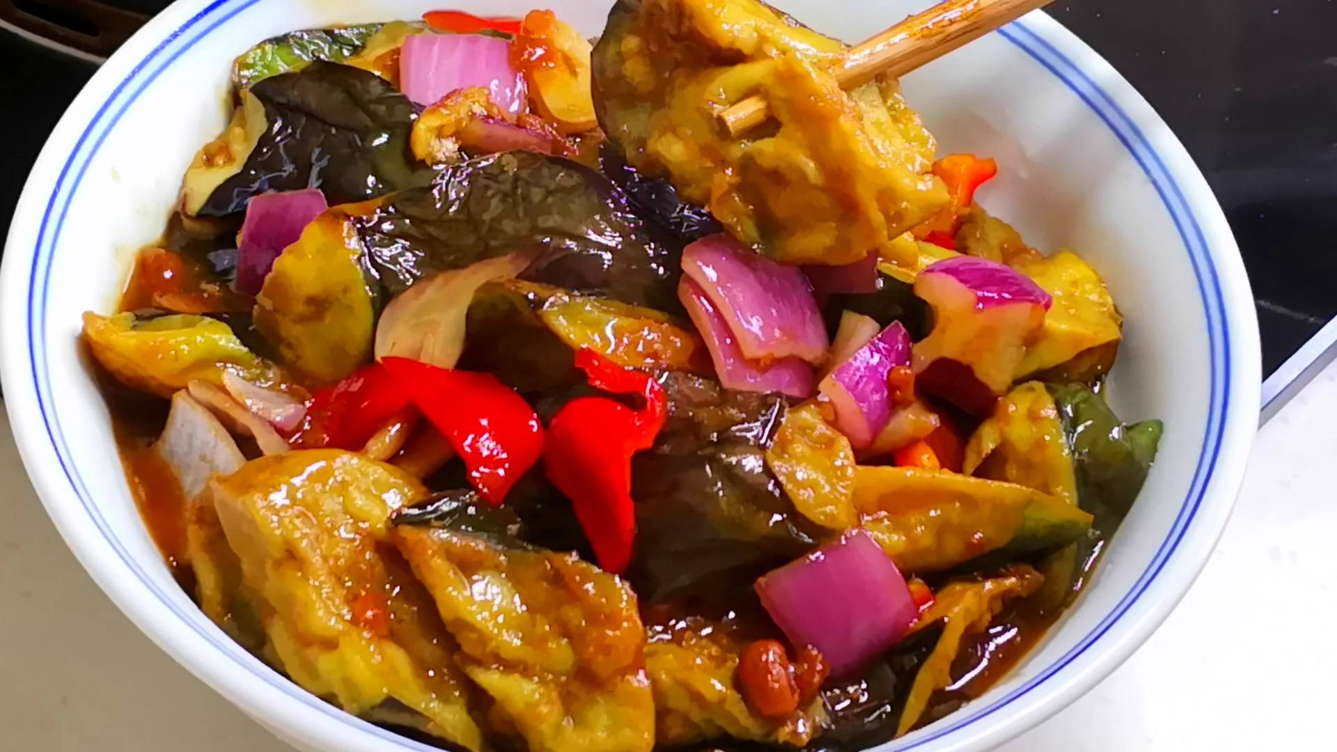 今天才知道,炖茄子不能直接炖,教你饭店的诀窍,味道更香不油腻