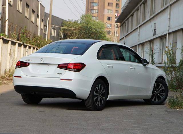 奔驰也亲民了从2118万跌至1709万比宝马1系火爆