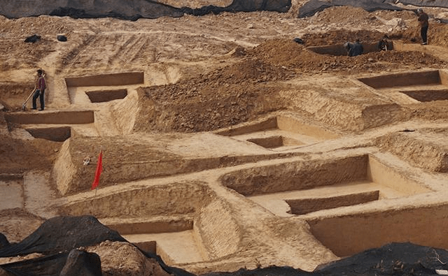 农民一锄头挖出一座古墓,上报国家,得到一份工作高兴得睡不着_三星堆