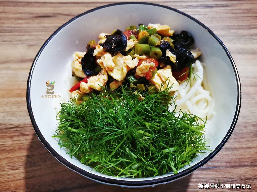 【食材】豇豆1把,茴香1把,西红柿1个,鸡蛋2个,木耳5朵,鲜面条适量