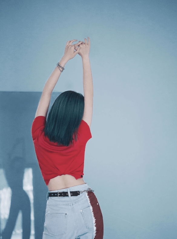 程潇好身材"藏"了很久?照片曝光后成全网焦点,细腰秀侧曲线