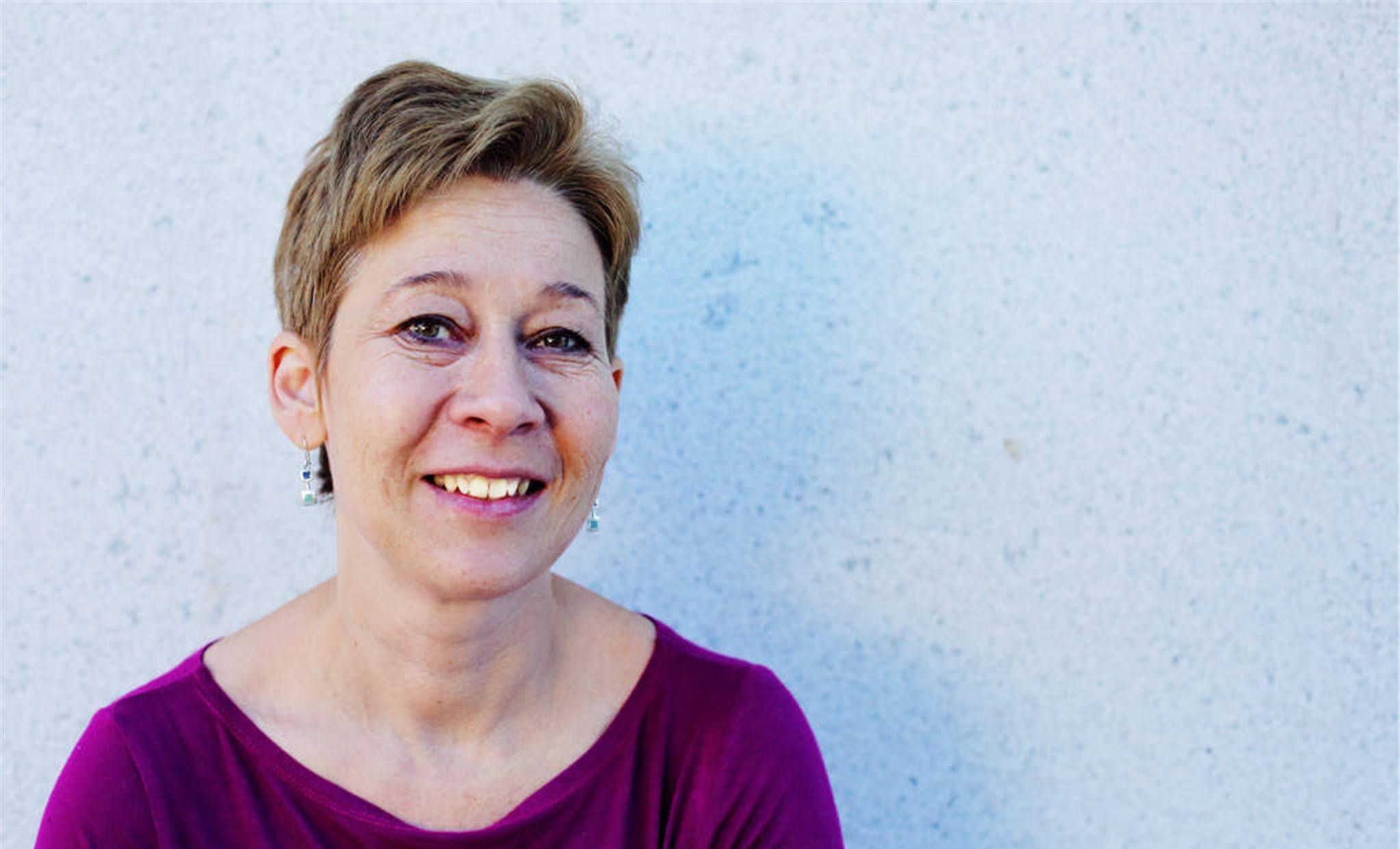 女性在衰老过程中,会发现自己的牙缝开始变大,展露笑容的时候会发现